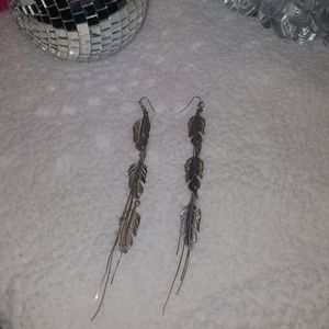 🔥Silver Feather Dangles with Silver Streamers🔥